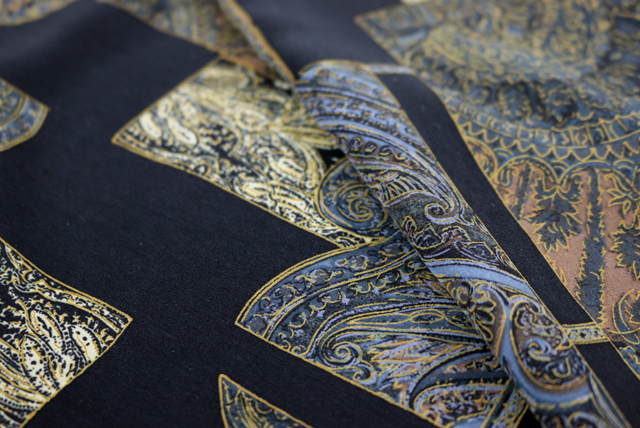 うすピーチスキン ペイズリー 黒地 柄ディテール