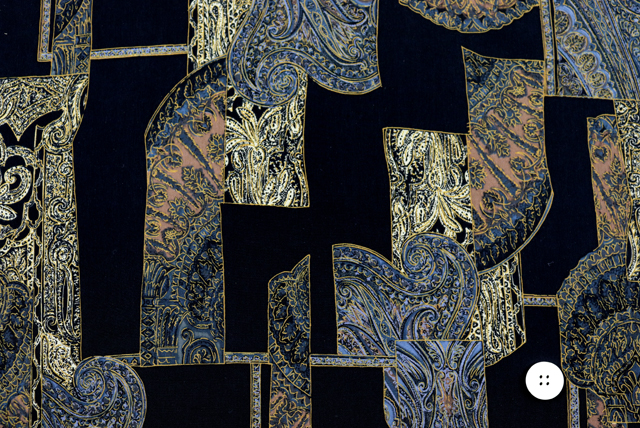 うすピーチスキン ペイズリー 黒地 柄配置アップ