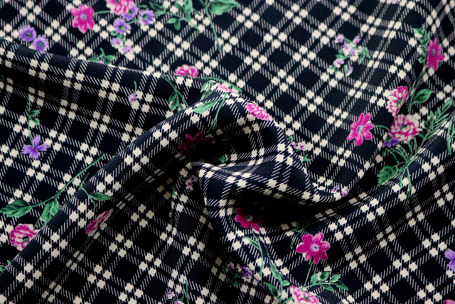 バイアスチェック フラワープリント 黒地 ドレープと落ち感