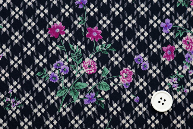 バイアスチェック フラワープリント 黒地 ボタン比較 2cm