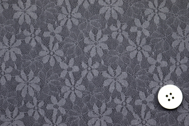 ハイテンションニット レース柄プリント グレイ ボタン2cm比較