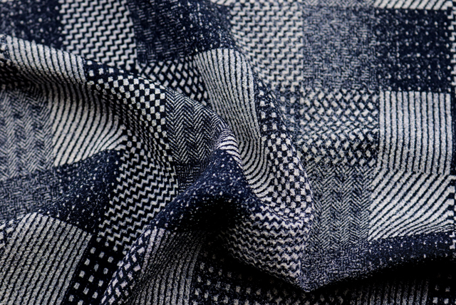 ちりめんプリント 格子柄 紺・オフ白 ドレープと落ち感の確認