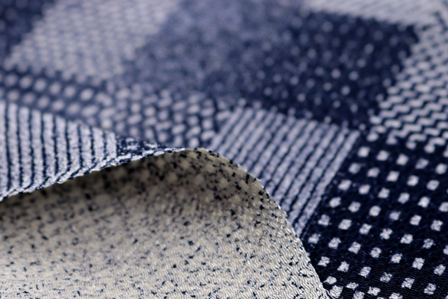 ちりめんプリント 格子柄 紺・オフ白 裏面と生地の厚み