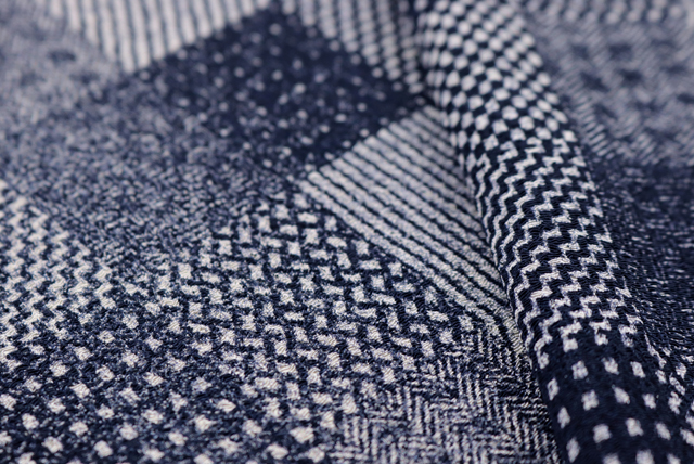 ちりめんプリント 格子柄 紺・オフ白 柄ディテールアップ
