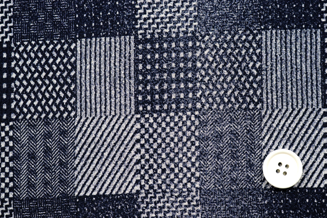ちりめんプリント 格子柄 紺・オフ白 ボタン2cmとの比較