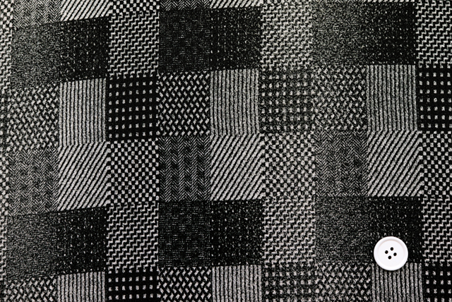 ちりめんプリント 格子柄 黒・生成 全体（江戸ッ子 210ya）