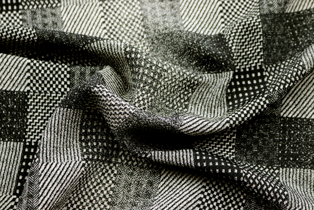 ちりめんプリント 格子柄 黒・生成 ドレープと落ち感の確認