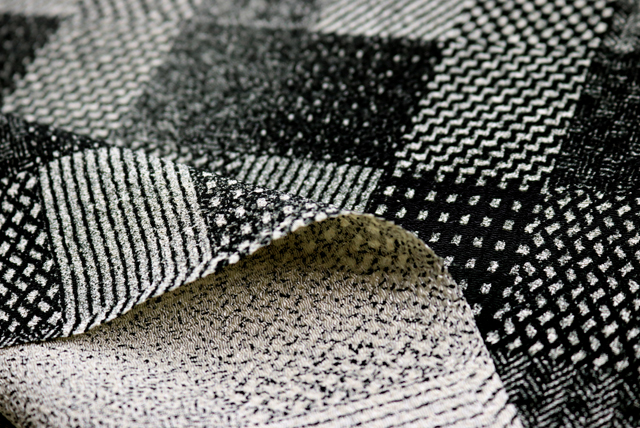 ちりめんプリント 格子柄 黒・生成 裏面と生地厚の確認