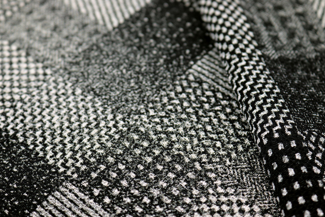 ちりめんプリント 格子柄 黒・生成 柄ディテールアップ