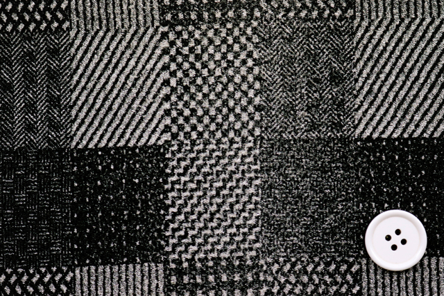 ちりめんプリント 格子柄 黒・生成 ボタン2cmとの比較