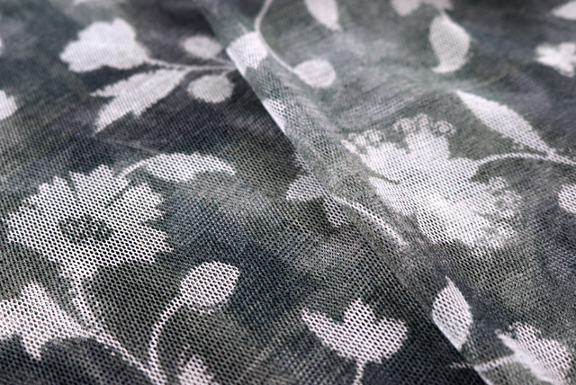 チュールニット ぼかしプリント花柄 グレイ 透け感イメージ