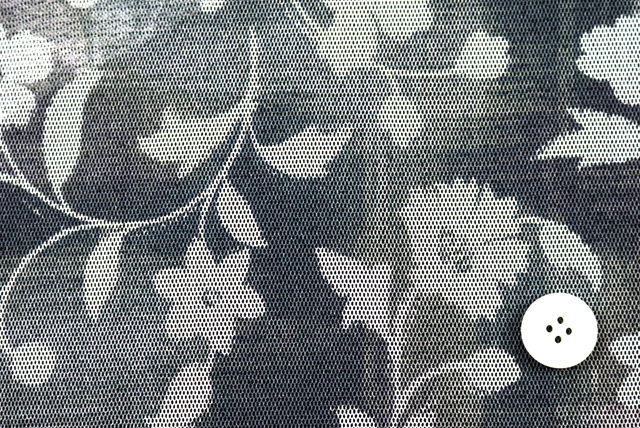 チュールニット ぼかしプリント花柄 グレイ 柄拡大・ボタン比較