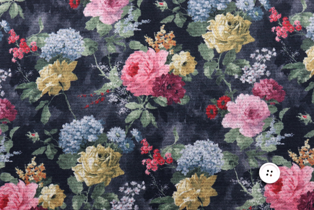 ストレッチ起毛 フラワーニット チャコールグレイ地 全体（50mmボタン比較）