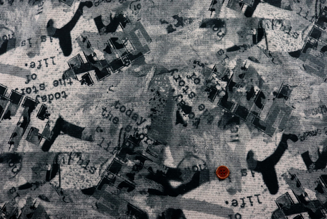 ストレッチ起毛 グラフィティプリントニット モノトーン(グレイッシュブラック系) 全体(50mmボタン比較)