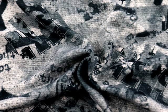 ストレッチ起毛 グラフィティプリントニット モノトーン ドレープ