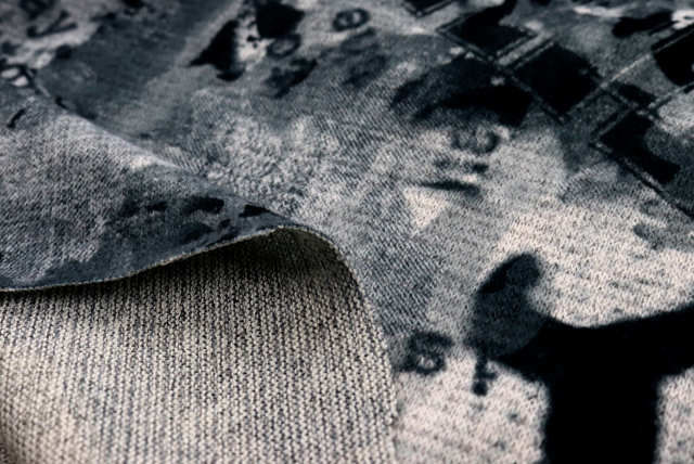 ストレッチ起毛 グラフィティプリントニット モノトーン 裏面・厚み