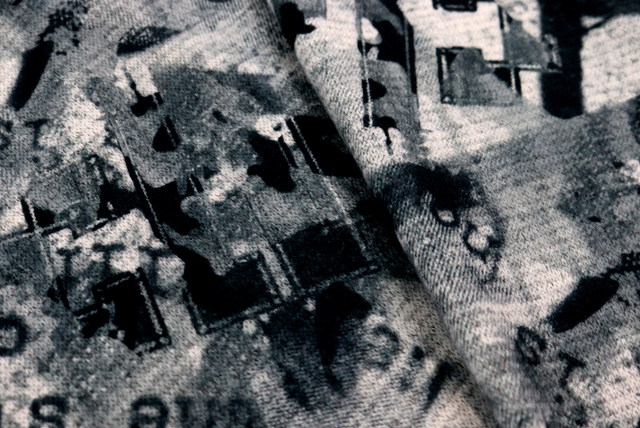 ストレッチ起毛 グラフィティプリントニット モノトーン 表面アップ