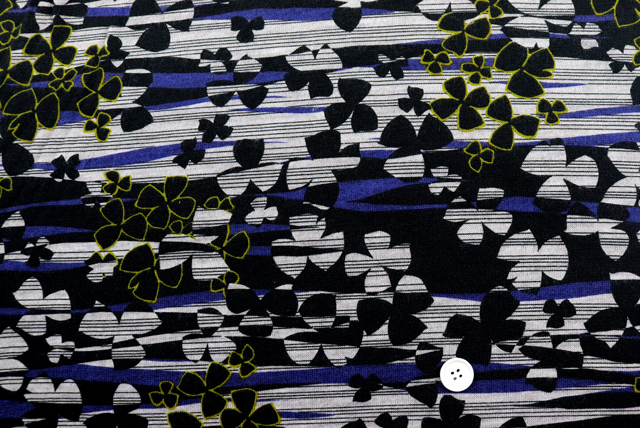 ウール混 起毛ニット クローバーモチーフ×流線ストライプ 紺×黒系 全体(20mmボタン比較)