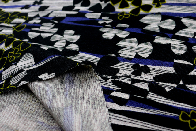 ウール混 起毛ニット クローバーモチーフ×流線ストライプ 紺×黒系 裏面・厚み