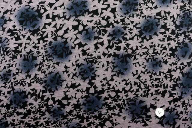 ウール混 起毛ニット 影花モチーフ 黒×灰桜系 全体(20mmボタン比較)