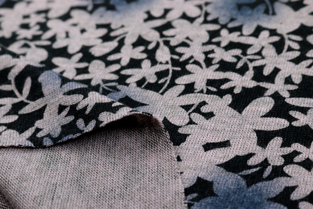 ウール混 起毛ニット 影花モチーフ 黒×灰桜系 裏面・厚み