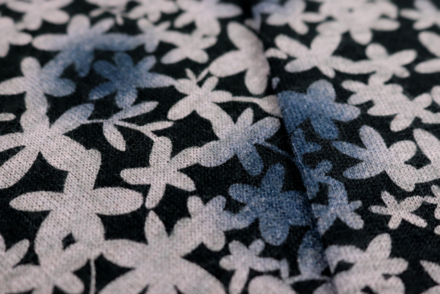 ウール混 起毛ニット 影花モチーフ 黒×灰桜系 表面アップ