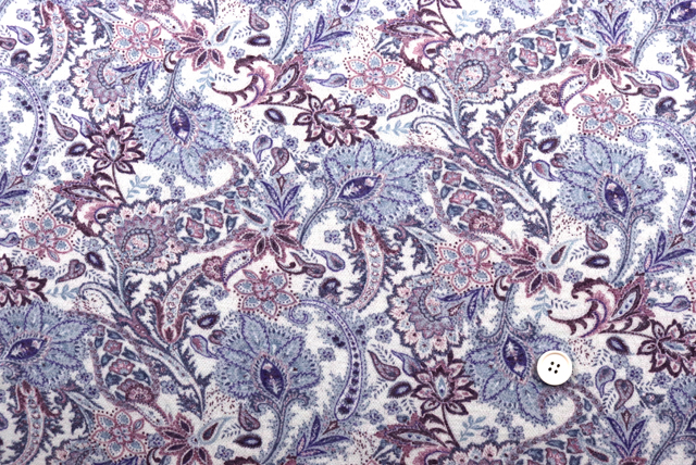ウール混 ペイズリープリント オフ白地×ラベンダー系 全体(20mmボタン比較)