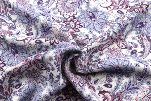 ウール混 ペイズリープリント オフ白地×ラベンダー系 ドレープ