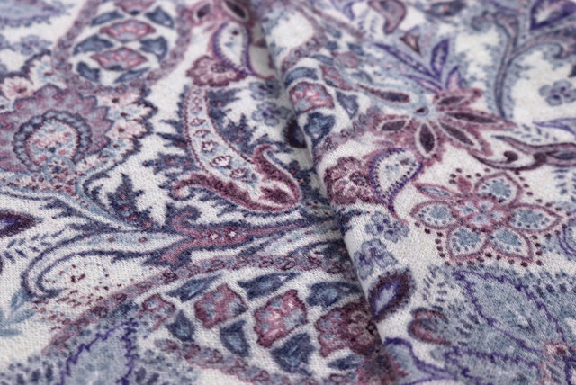 ウール混 ペイズリープリント オフ白地×ラベンダー系 表面アップ