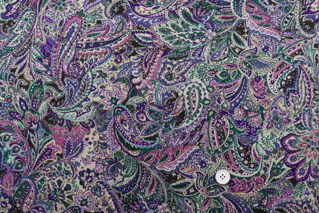 ウール混 起毛ペイズリープリント オフベージュ地×グリーン・パープル系 全体(20mmボタン比較)