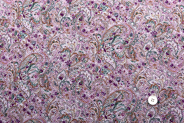 ふくれちりめんニット ペイズリープリント ピンク系 全体(20mmボタン比較)