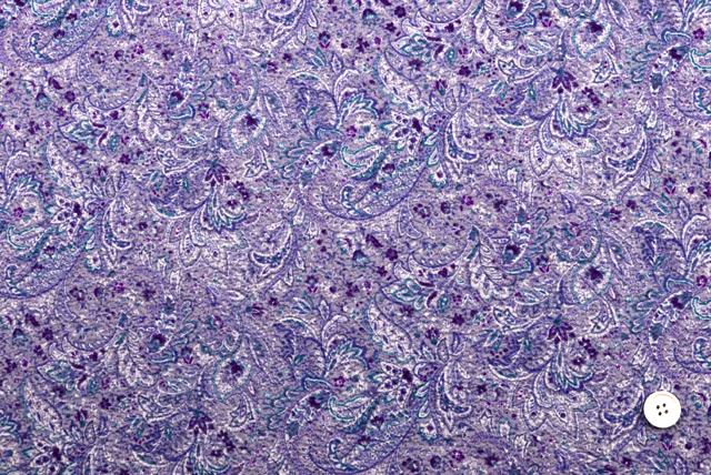 ふくれちりめんニット ペイズリープリント ラベンダー系 全体（20mmボタン比較）