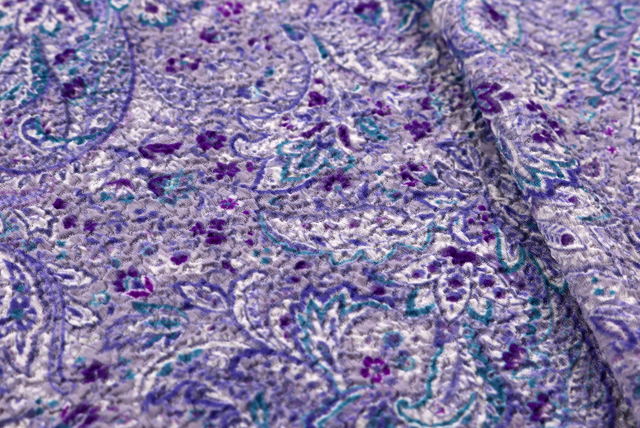 ふくれちりめんニット ペイズリープリント ラベンダー系 表面アップ