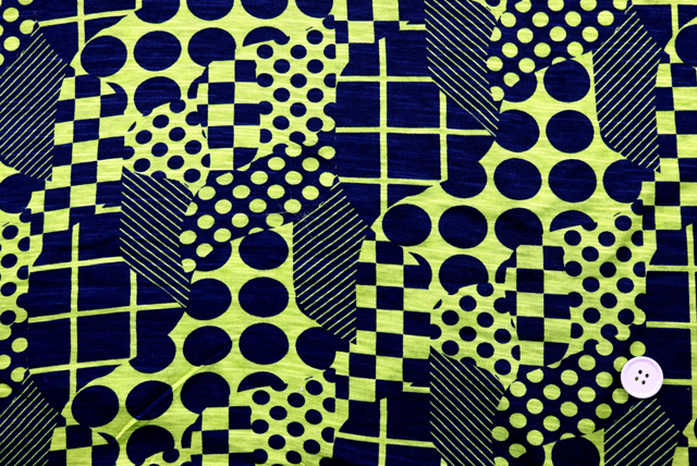 スラブニット 幾何柄プリント ライムイエロー 全体(20mmボタン比較)