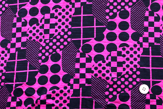 スラブニット 幾何柄プリント マゼンダ 全体(20mmボタン比較)