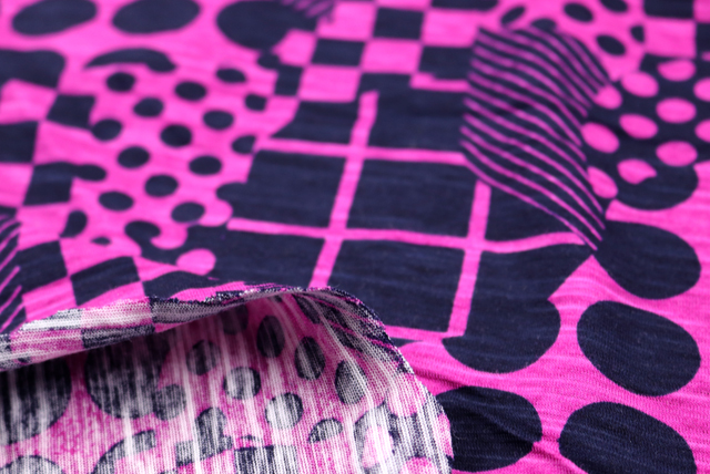 スラブニット 幾何柄プリント マゼンダ 裏面・厚み(江戸ッ子 210ya)