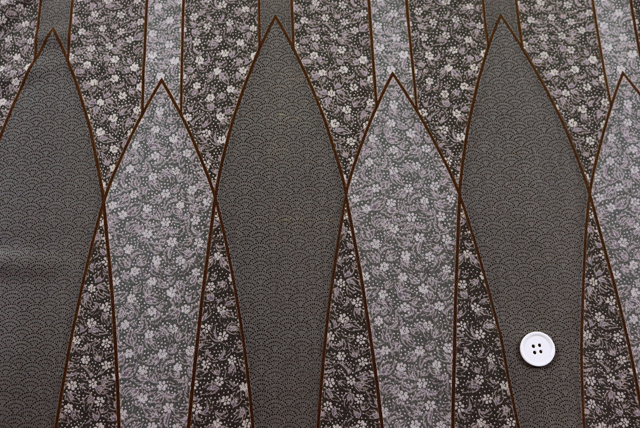 ポリエステル ちりめん 和調プリント 苔色系 全体(20mmボタン比較)