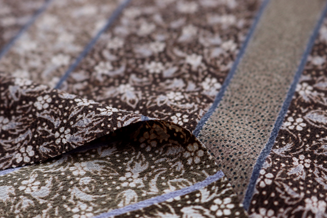 ポリエステル ちりめん 和調プリント 茶系 裏面(江戸ッ子 210ya)