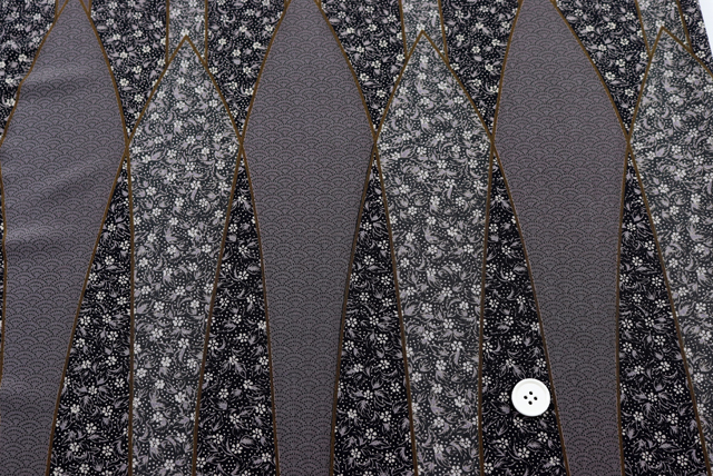 ポリエステル ちりめん 和調プリント 黒系 全体(20mmボタン比較)