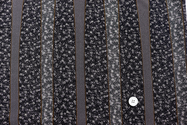 ポリエステル ちりめん 和調プリント 黒系 表情と細部(江戸ッ子 210ya)