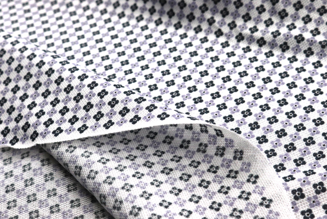 鹿の子ニット 小紋プリント オフ白 端のアップ(鹿の子組織と透け感)