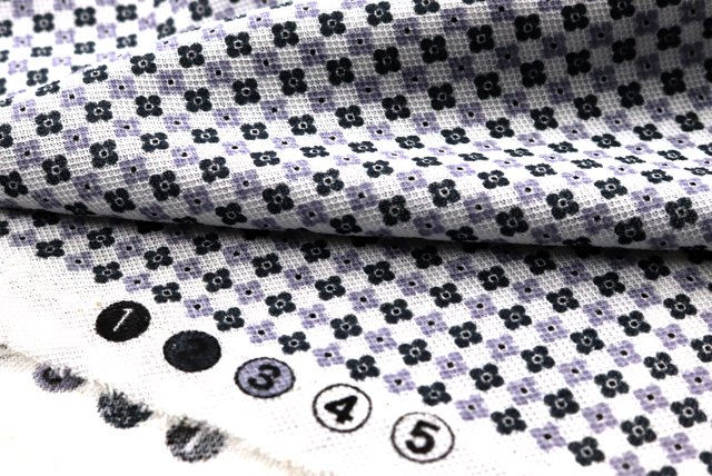 鹿の子ニット 小紋プリント オフ白 柄のアップ(小紋柄の密度)