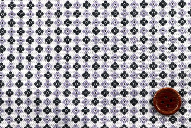 鹿の子ニット 小紋プリント オフ白 ボタン比較(直径2cm)