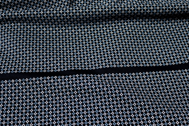 鹿の子ニット 小紋プリント 紺 パネル境目(つなぎ目)