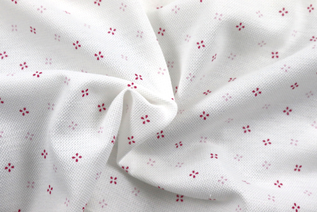 鹿の子ニット 小紋プリント 白地に赤系 ドレープ感と柄のやわらかな見え方（江戸ッ子 210ya）