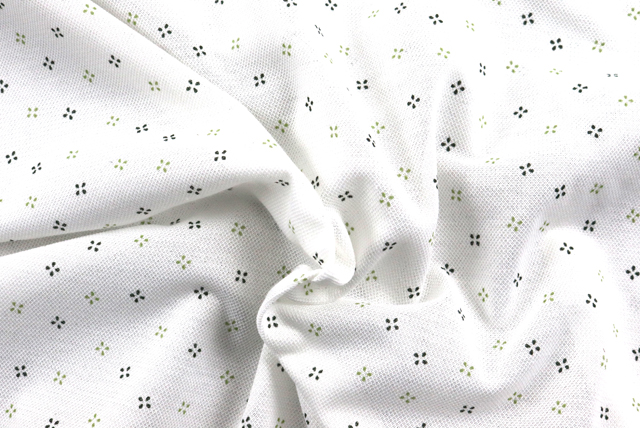 鹿の子ニット 小紋プリント 白地にカーキグリーン系 ドレープ感と柄のやわらかな見え方（江戸ッ子 210ya）