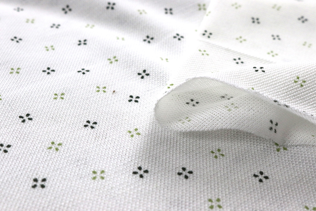 鹿の子ニット 小紋プリント 白地にカーキグリーン系 断面と厚み感の確認（江戸ッ子 210ya）