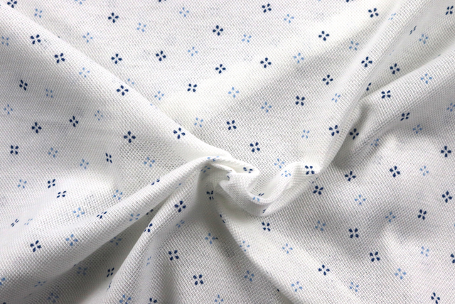 鹿の子ニット 小紋プリント 白地に青系 ドレープ感と柄のやわらかな見え方（江戸ッ子 210ya）