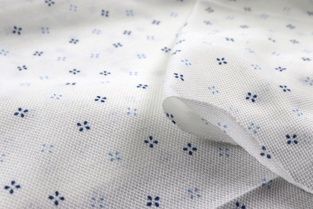 鹿の子ニット 小紋プリント 白地に青系 断面と厚み感の確認（江戸ッ子 210ya）