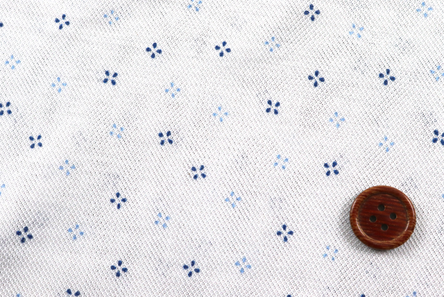 鹿の子ニット 小紋プリント 白地に青系 2cmボタンとの比較（江戸ッ子 210ya）